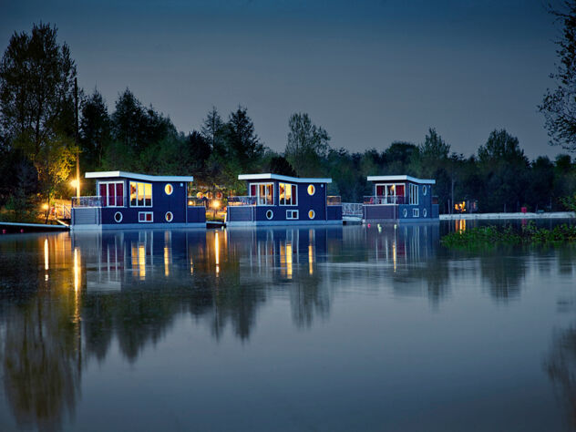 10 Hausboote ankern auf dem Center Parcs See