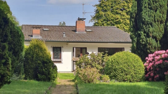 Einfamilienhaus auf großem Grundstück
im Norden Hamburgs
mit vielen Möglichkeiten