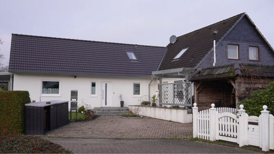 Platz für zwei Generationen - Einfamilienhaus mit modernem Wohnungsanbau in Kaltenkirchen