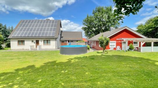 Zwei Häuser - ein Preis: Mehrgenerationen-Paradies: Holzbungalow & Siedlungshaus bei Ratzeburg