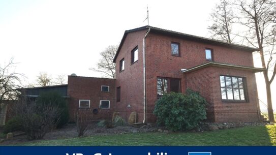 Leben auf dem Land – Resthof mit ehemaligem Stallteil und kleiner Grünlandfläche in Moordiek